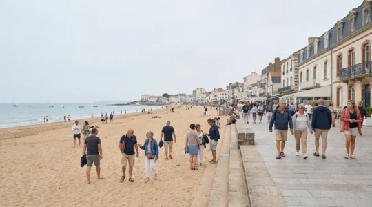 Vue panoramique du front de mer des Sables d'Olonne avec immeubles résidentiels et plage en été